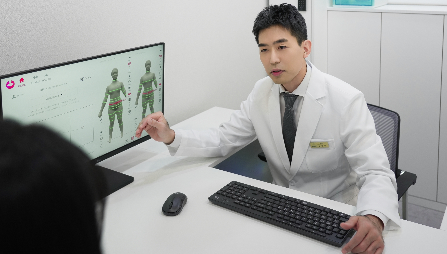 송도지방분해주사 상담 및 1:1 맞춤 체형 진단을 진행하는 실버라이닝의원 진료 모습