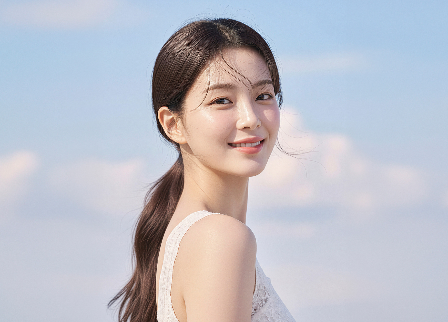 미소를 지으며 옆모습을 보여주는 여성 모델의 어깨와 목선 이미지