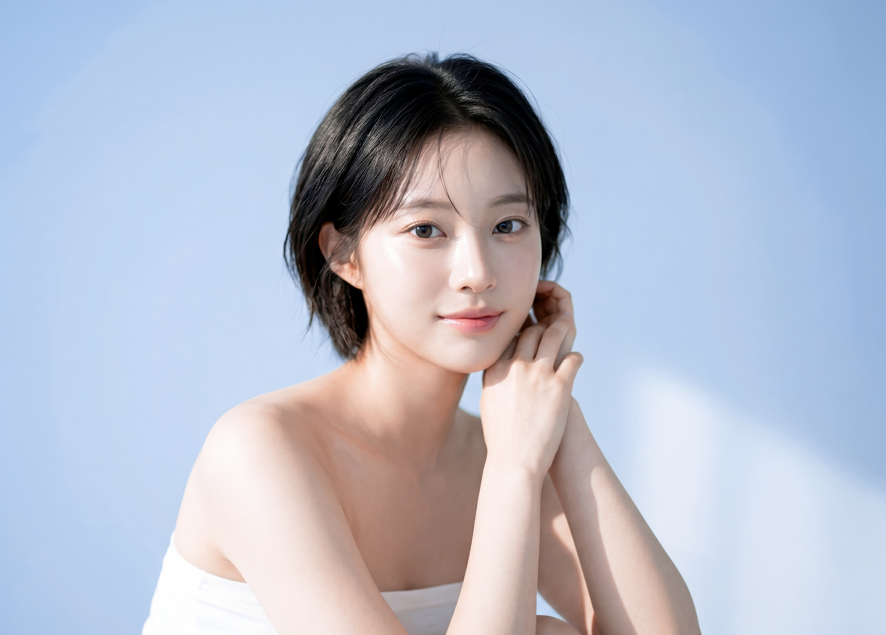 맑고 탄력있는 피부를 가진 여성의 얼굴 이미지