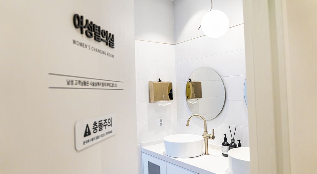 여성탈의실과 세면대가 있는 실버라이닝의원 파우더룸 공간