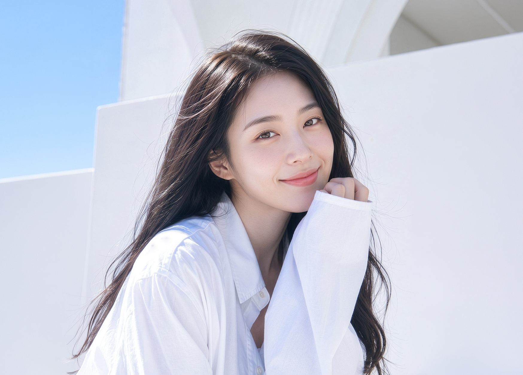 편안한 표정으로 영양 수액 치료를 받는 여성 이미지
